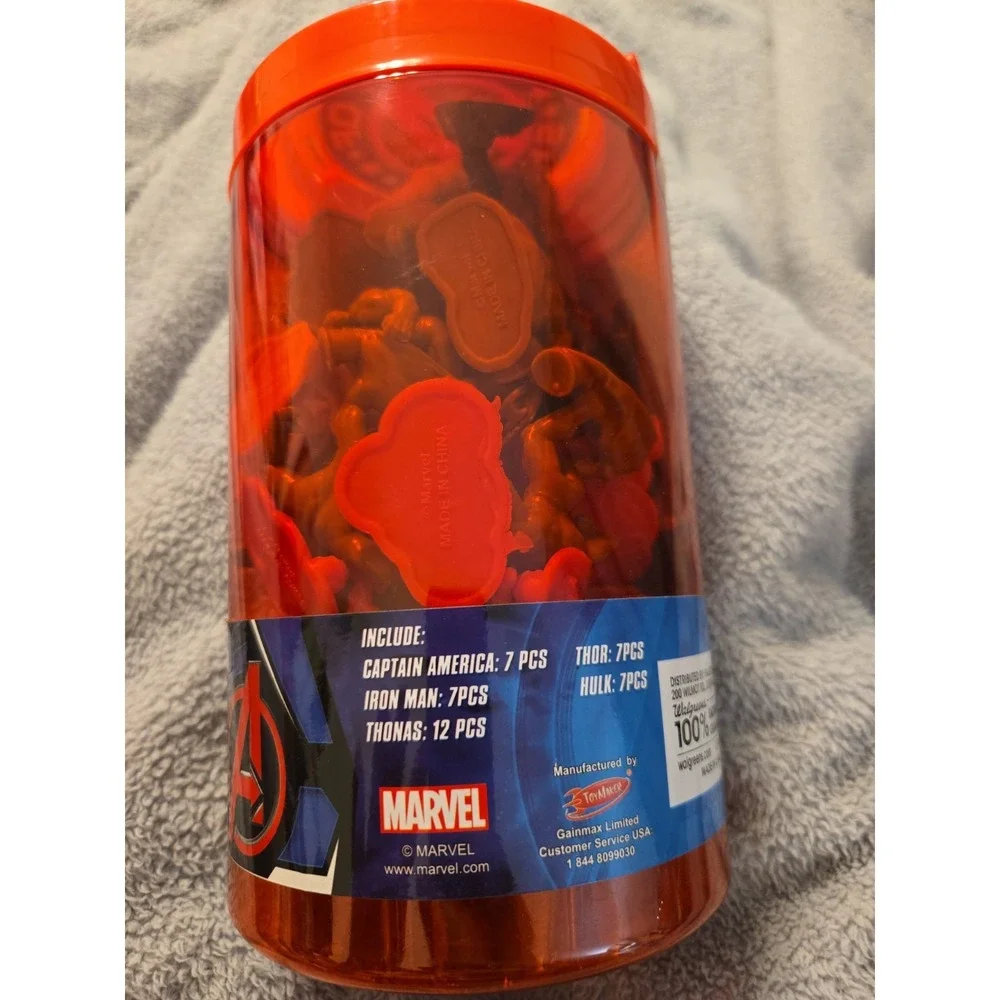 MARVEL Avengers 40 pcs Dioramas Heroes With Different Poses.  Carry Handle New